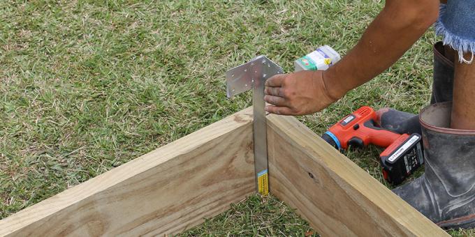Hot Dipped Galvanized Flat Or Corner Retaining Stake 450mm Installation