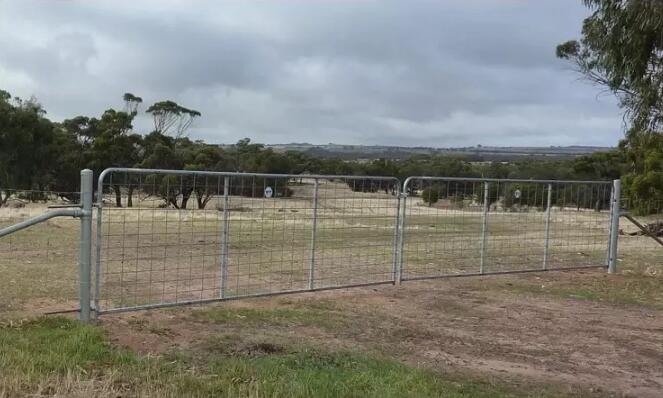 V/N/I-Stay Galvanized Iron Livestock Farm Field Gate 