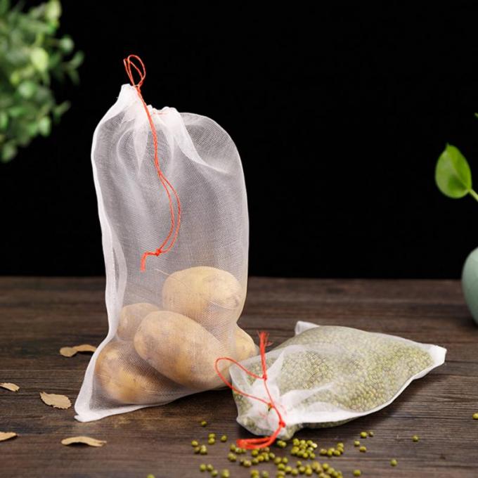 Fruchtabdeckungstaschen mit Kartoffel und Unkräutern