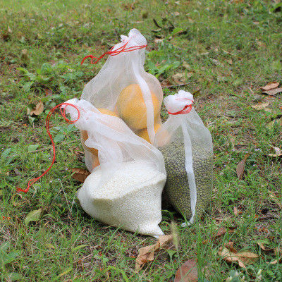 Cubiertas blancas del árbol frutal para los tomates de las verduras, berenjenas, uvas, manzanas