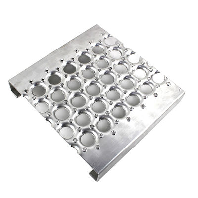 Perforación galvanizada - pisadas de rejilla de la calzada y de escalera del puntal del apretón de O en color plata